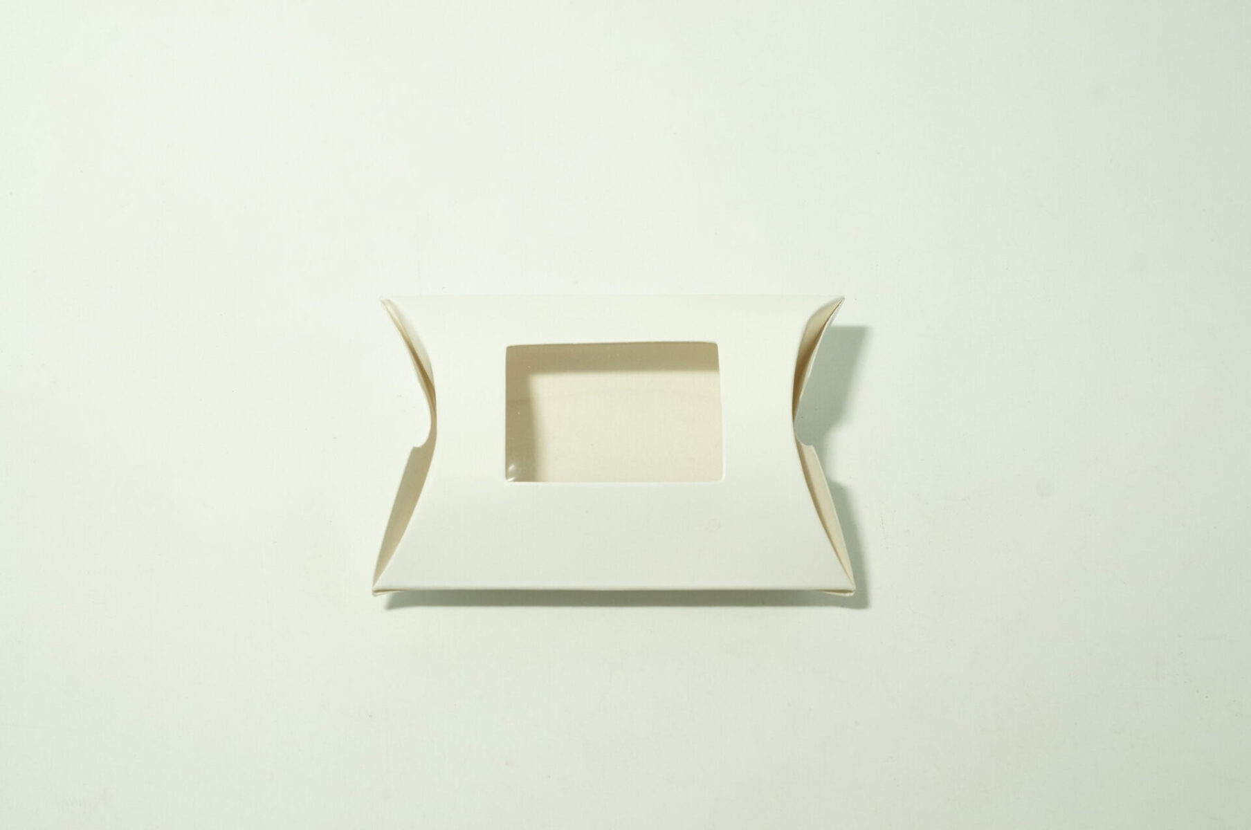 Χάρτινο Κουτί Μαξιλαράκι Με Παράθυρο 9x6.5cm